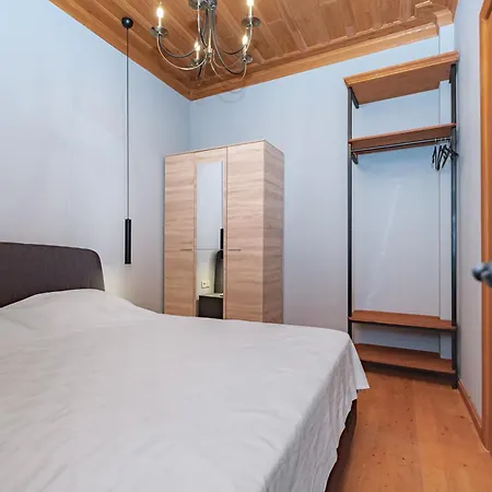 Daire Elegant 4-br City-center With Private Garden *