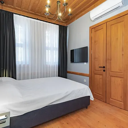 Elegant 4-br City-center With Private Garden アパート