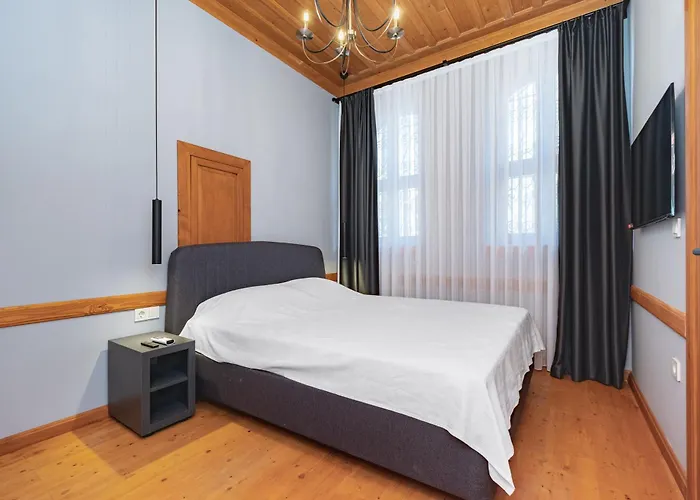 Daire Elegant 4-br City-center With Private Garden