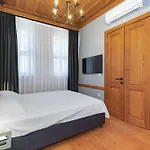Elegant 4-br City-center With Private Garden Apartamento