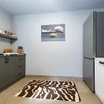 Elegant 4-br City-center With Private Garden Διαμέρισμα Αττάλεια