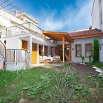Elegant 4-br City-center With Private Garden