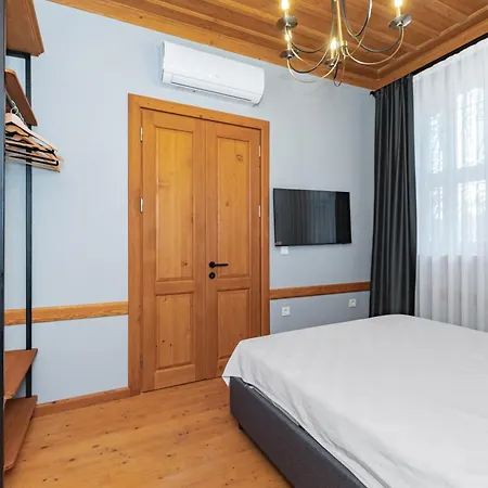 Elegant 4-br City-center With Private Garden