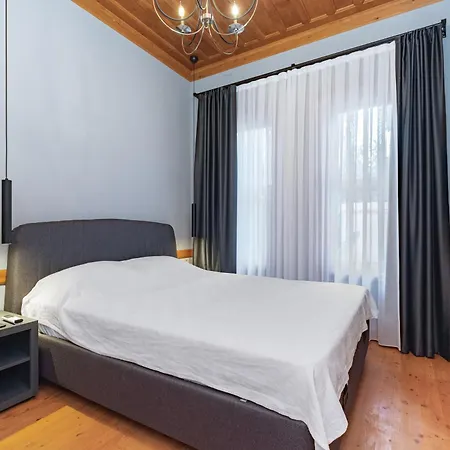 Elegant 4-br City-center With Private Garden דירה
