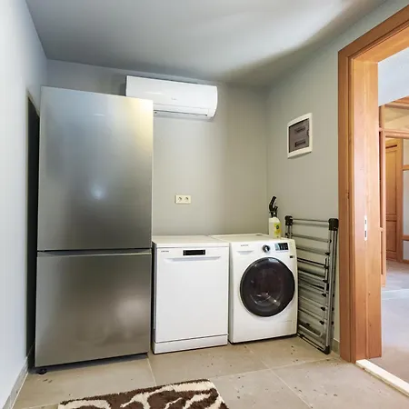 Elegant 4-br City-center With Private Garden דירה *