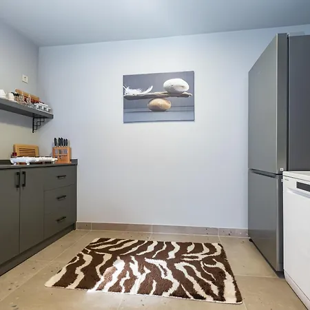 Elegant 4-br City-center With Private Garden דירה אנטליה
