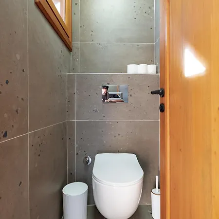 Elegant 4-br City-center With Private Garden דירה *