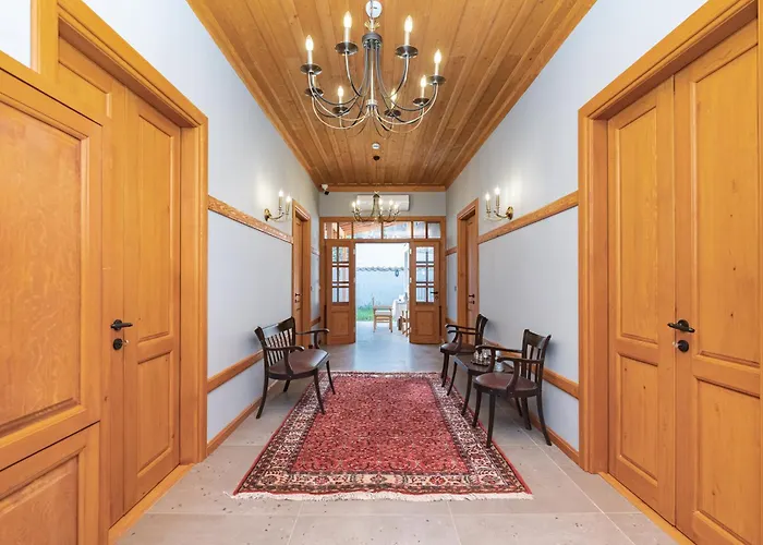 Elegant 4-br City-center With Private Garden דירה *