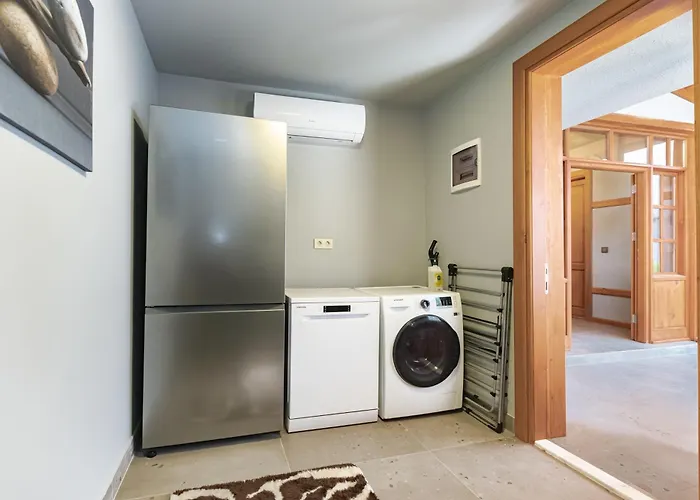 Elegant 4-br City-center With Private Garden Daire *