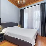 Elegant 4-br City-center With Private Garden Apartmán