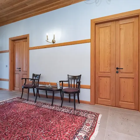 Elegant 4-br City-center With Private Garden