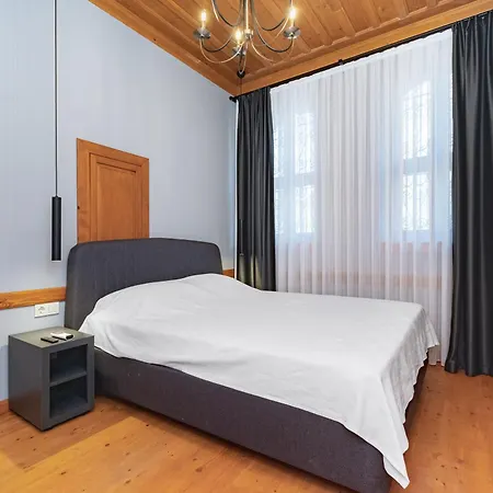 Apartment Elegant 4-br City-center With Private Garden