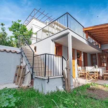 Elegant 4-br City-center With Private Garden