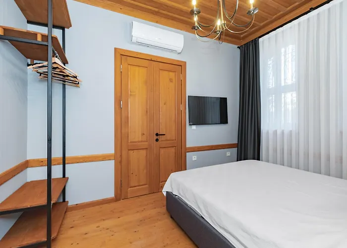 Elegant 4-br City-center With Private Garden