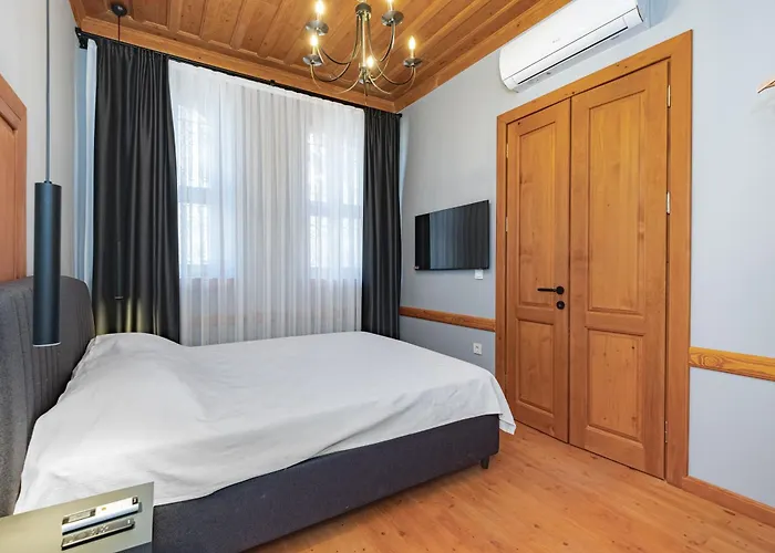 Elegant 4-br City-center With Private Garden شقة