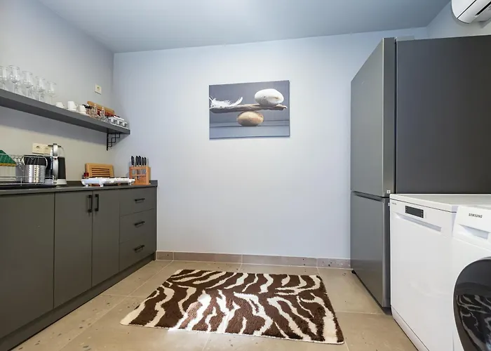 Elegant 4-br City-center With Private Garden Апартаменты Анталья