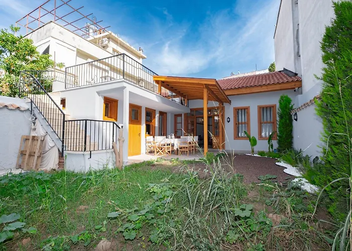 Elegant 4-br City-center With Private Garden