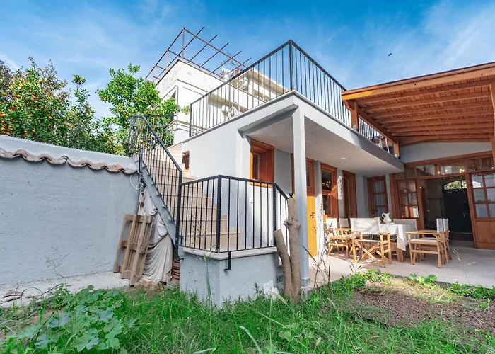 Elegant 4-br City-center With Private Garden