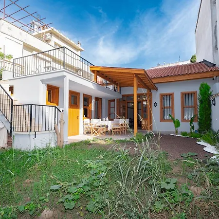 Elegant 4-br City-center With Private Garden