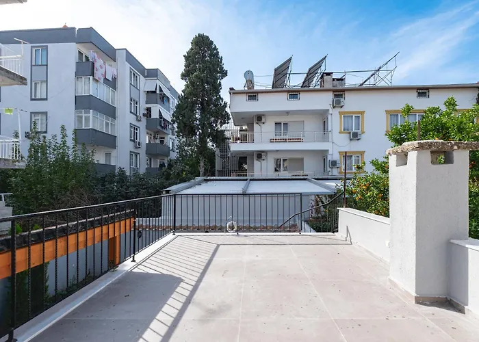Elegant 4-br City-center With Private Garden